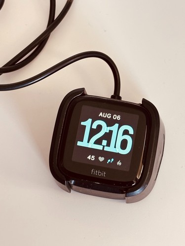 Fitbit versa smartwatch - versa,