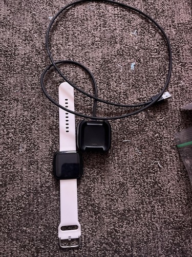 Fitbit versa fb504 smartwatch - fitbit,