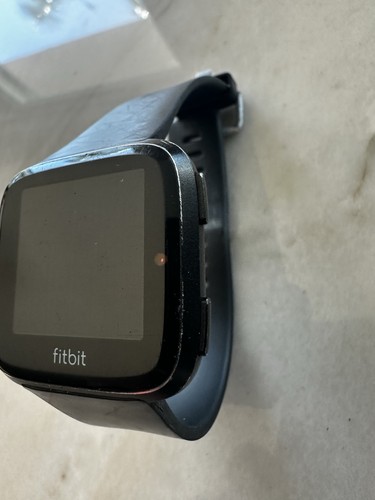 Fitbit versa fitness tracker - fitbit,